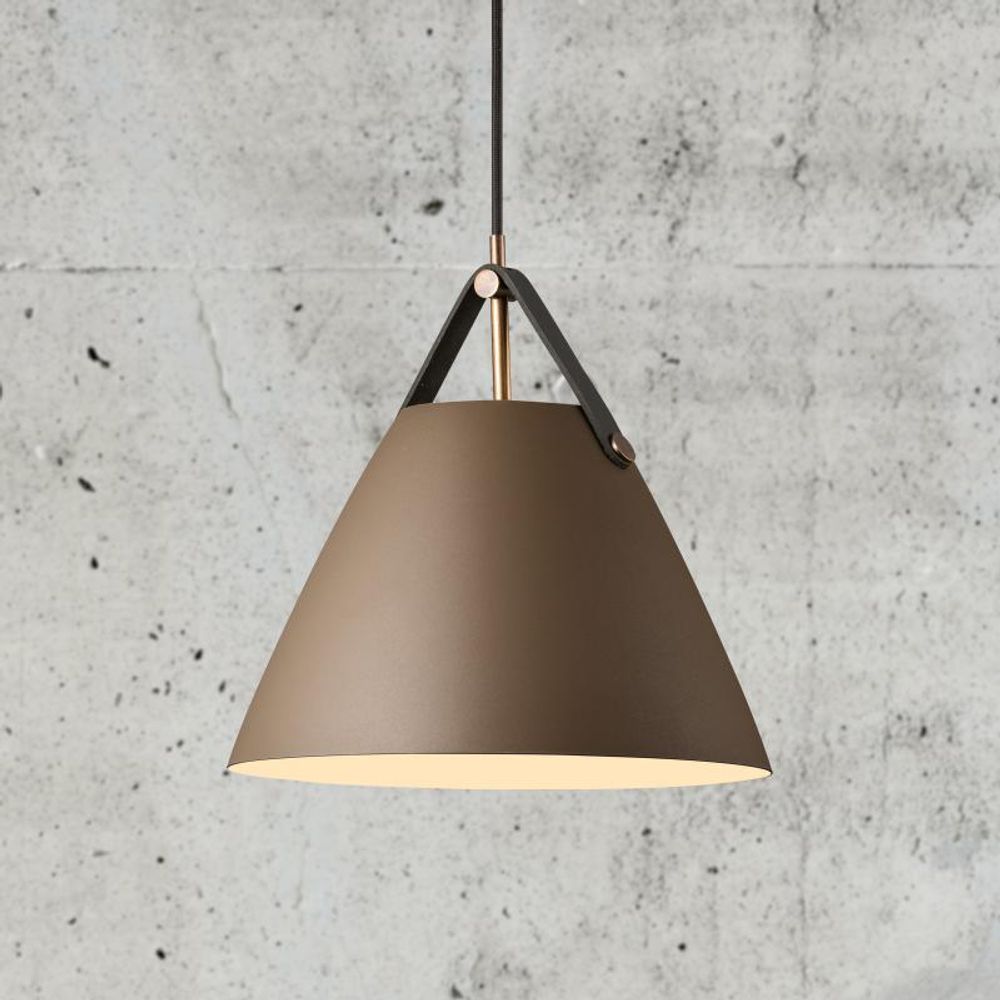 Pendellampe Strap 27 Beige mit elegantem Design aus Metall und Leder in modernem skandinavischen Stil.