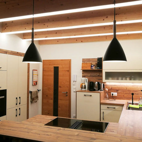 Pendelleuchte Pure 20 Schwarz in moderner Küche mit Holzdekor und klarer Linienführung.
