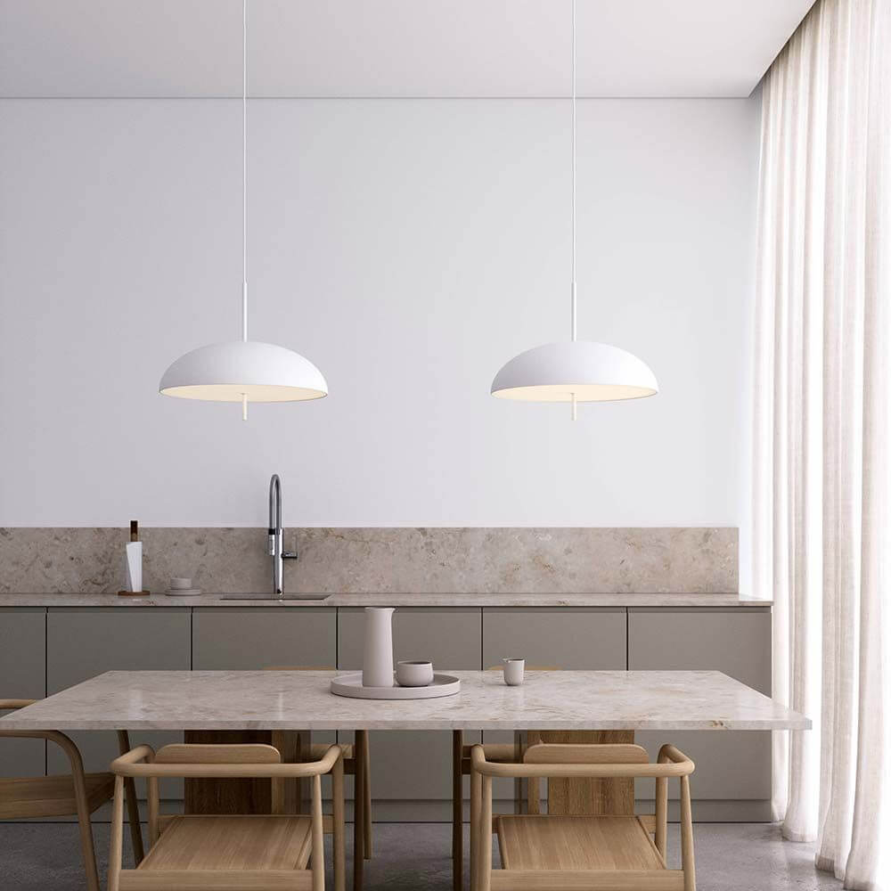 Versale Pendelleuchte Ø 50cm in modernem Essbereich mit minimalistischer Einrichtung und blendfreiem Licht.