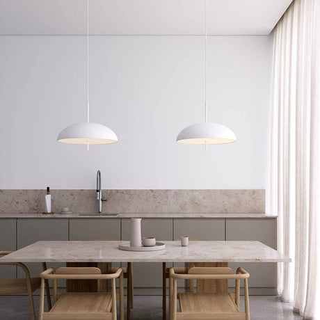 Versale Pendelleuchte Ø 50cm in modernem Essbereich mit minimalistischer Einrichtung und blendfreiem Licht.
