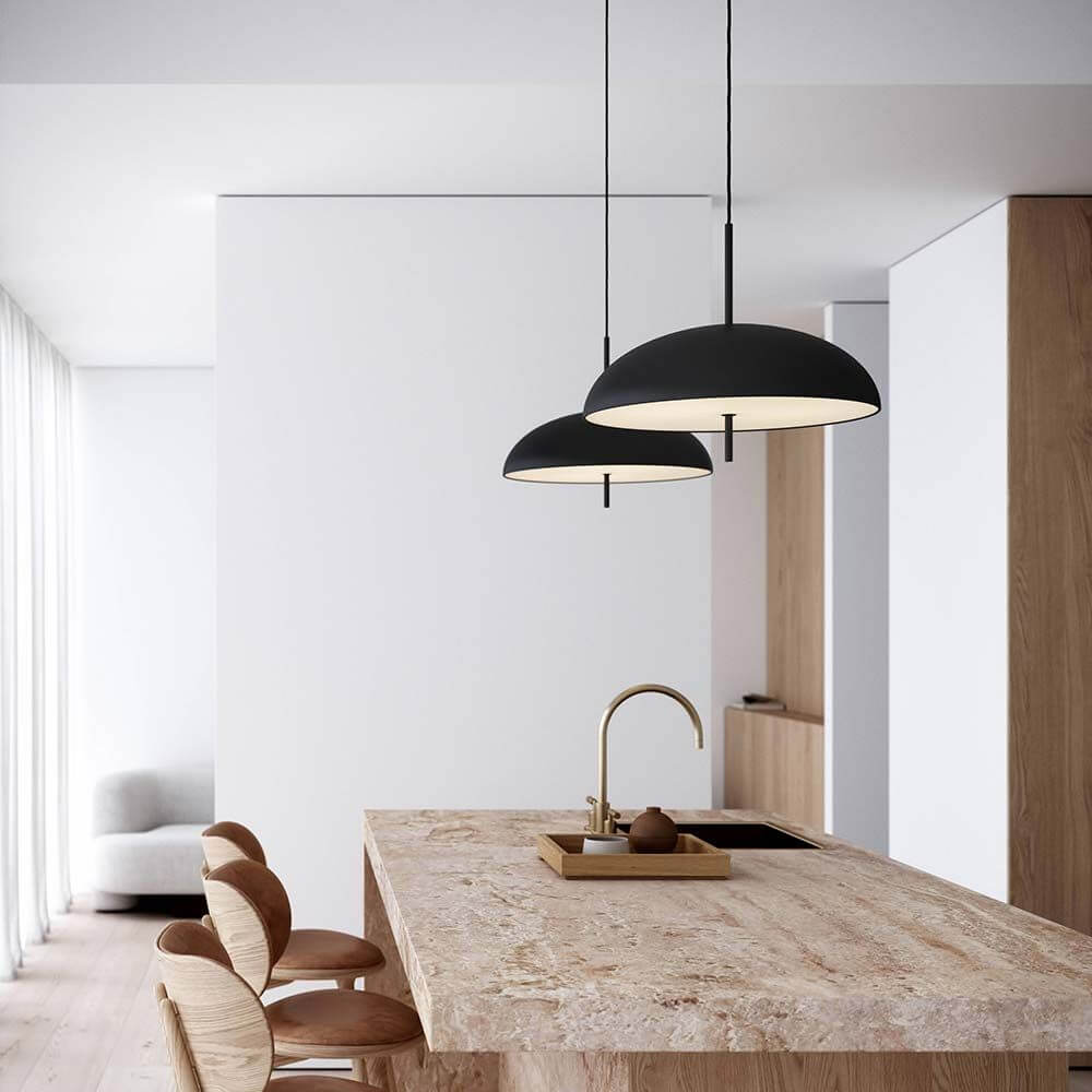 Versale Pendelleuchte Ø 50cm in einem modernen Essbereich mit Holz-Elementen und minimalistischer Einrichtung.