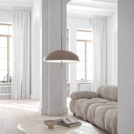 Versale Pendelleuchte Ø 50cm in modernem Wohnraum über einer gemütlichen Couch und Fensterfront.