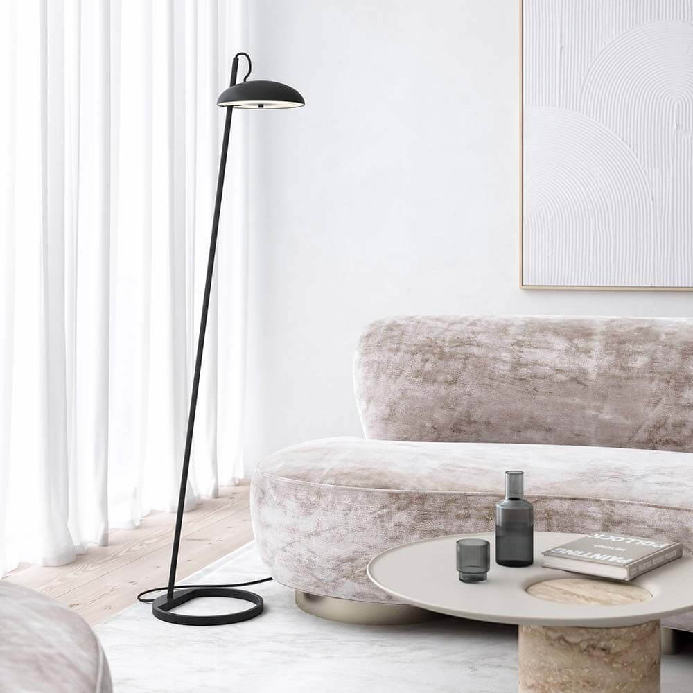 Versale Stehleuchte 140cm in modernem Wohnraum mit beigen Sofas und hellem Licht.