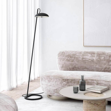 Versale Stehleuchte 140cm schwarze Bogenleuchte mit rundem Fuß neben Sofa, Frontalansicht