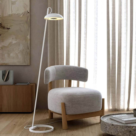 Versale Stehleuchte 140cm mit weißem Schirm und silbernem Gestell, neben grauem Sessel in modernem Wohnzimmer