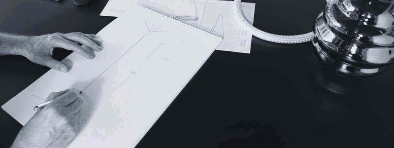 s.luce entwirft technische Zeichnungen auf Papier mit Skizzen und einer Lampe im Vordergrund.