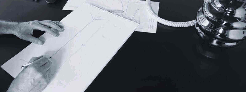 s.luce entwirft technische Zeichnungen auf Papier mit Skizzen und einer Lampe im Vordergrund.