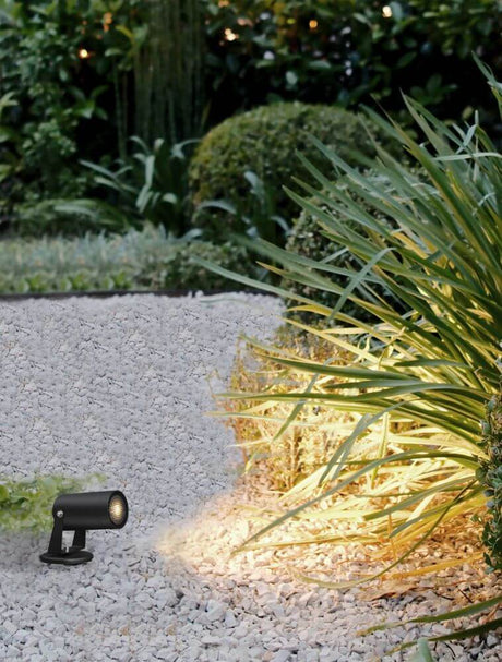 L’applique murale d’extérieur Destry noire IP54 apporte des touches lumineuses élégantes dans le jardin grâce à son design moderne et à sa fonctionnalité.