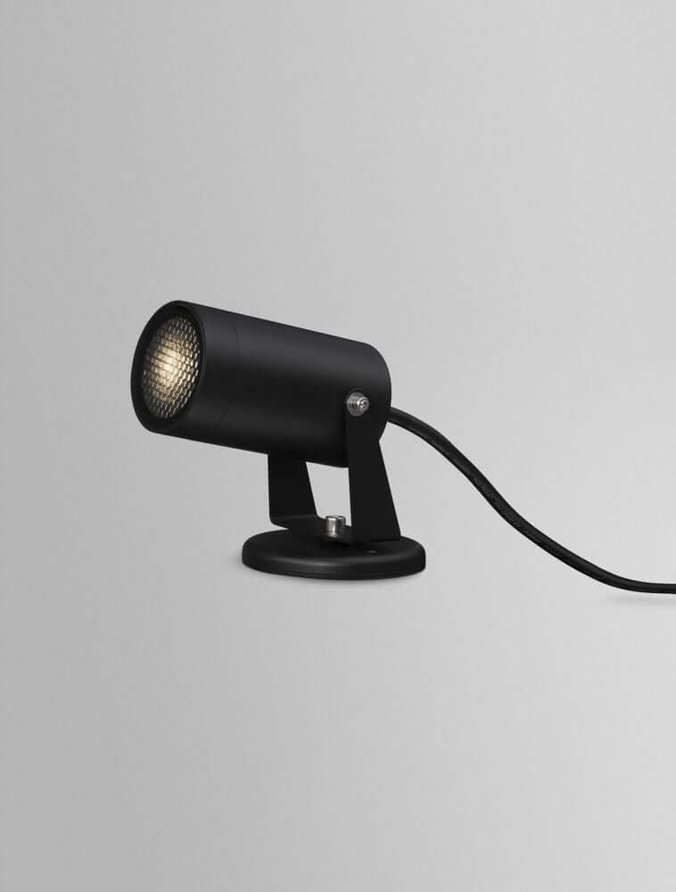 Destry Außenwandleuchte Schwarz IP54 auf grauem Hintergrund, modernes Design aus schwarzem Aluminium.