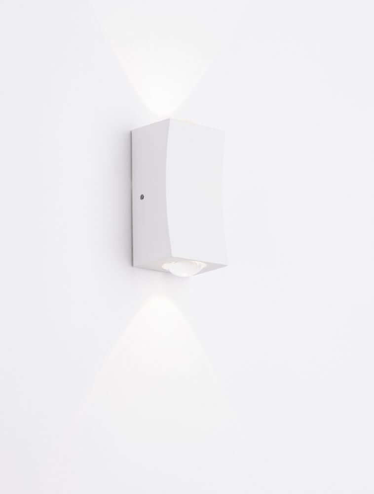 Dewei LED Außenwandleuchte 3000K IP54 an einer Wand montiert, modernes Design in Weiß.
