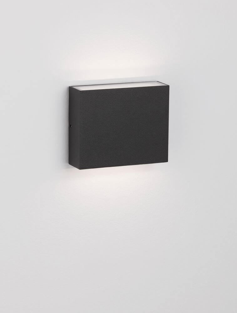 Dewi LED Außenwandleuchte 3000K Anthrazit IP65 an einer Wand montiert, elegantes Design mit warmem Licht.