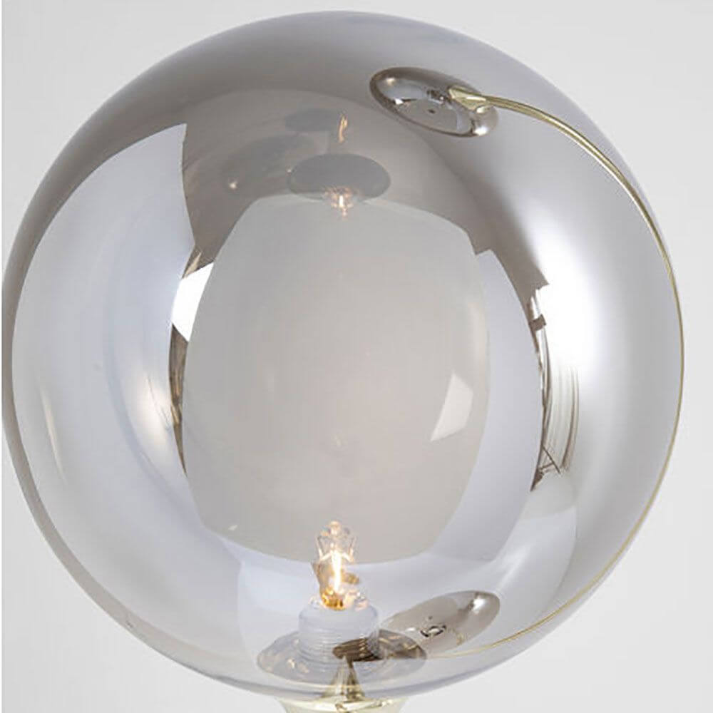 Stehleuchte Al Capone Tre 176cm mit eleganter, runder Glaskugel und harmonischem Lichtdesign.