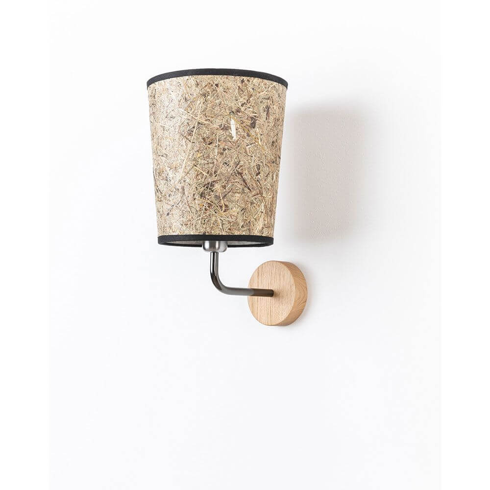 Dezente Wandleuchte aus Heu Rund an der Wand, kombinierte Holz- und Heu-Struktur, elegantes Design.