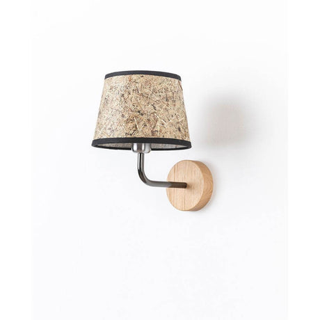Dezente Wandleuchte aus Heu Rund an Wand mit naturbelassenem Holz und schwarzem Baumwollband.