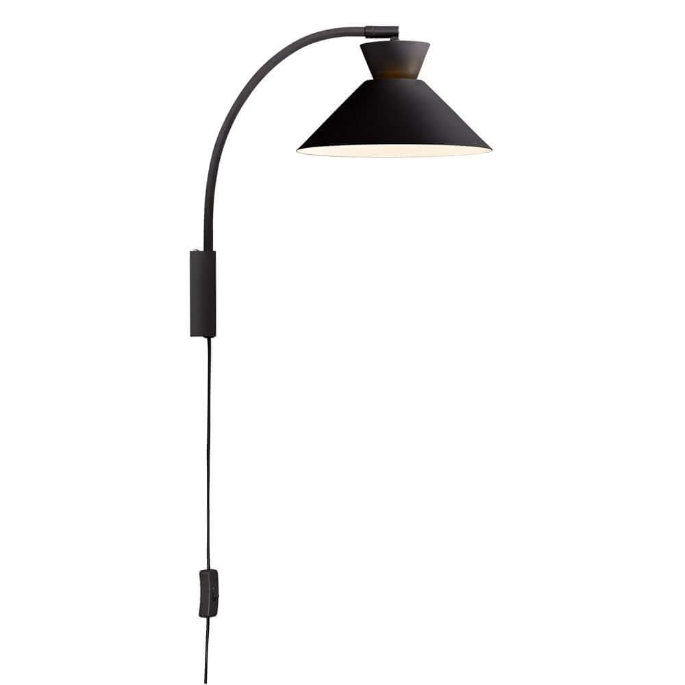 Dial Wandleuchte mit geschwungener Halterung und geometrischem Schirm, inspiriert von 50er-Jahre Design.