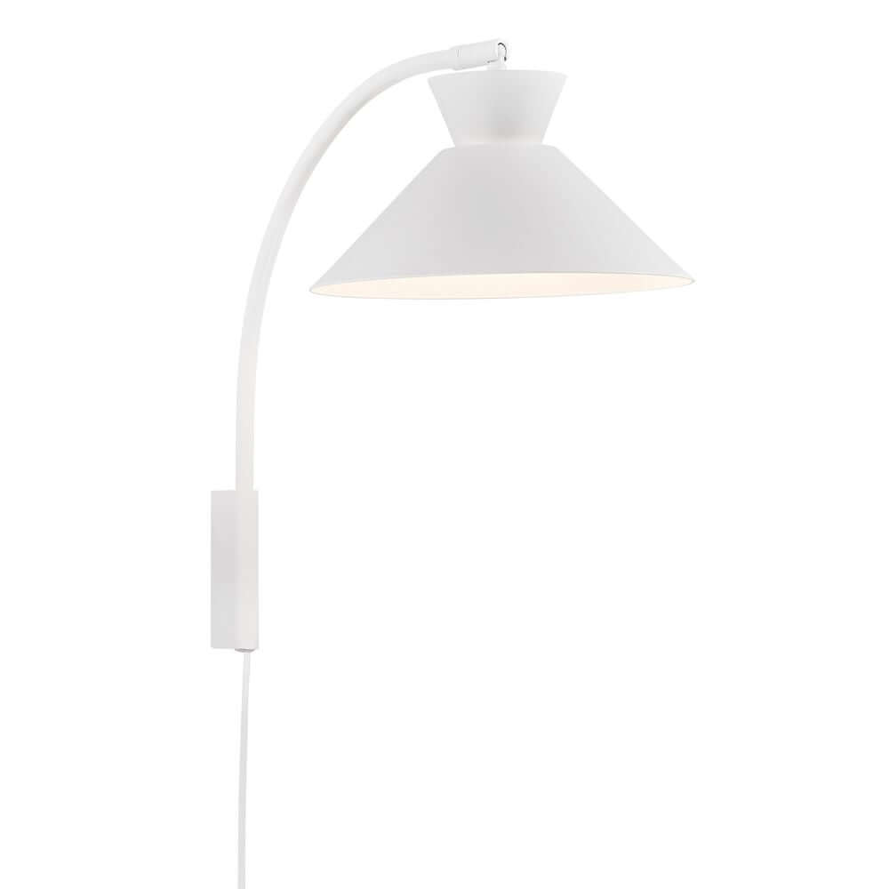 Dial Wandleuchte in modernem skandinavischen Design mit offenem Schirm und geschwungener Wandhalterung.