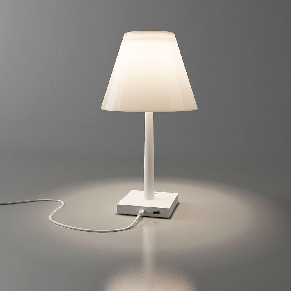 Rotaliana Dina+ Akku LED-Tischleuchte mit Ladestation in Weiß, elegantes Design für moderne Innenräume.