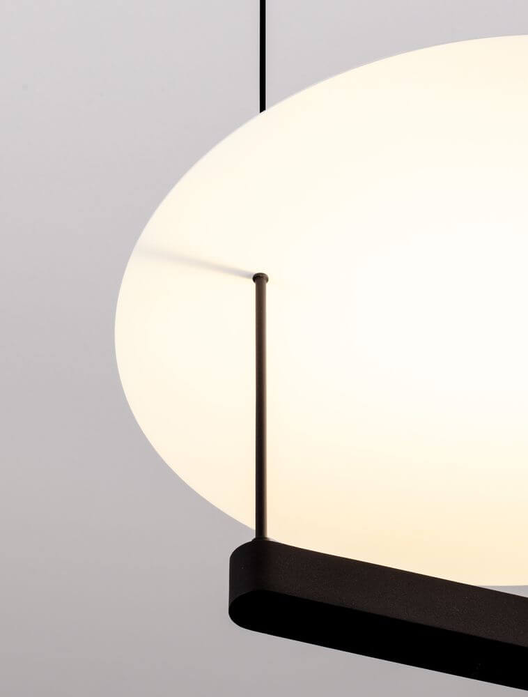 Diona LED Pendelleuchte Ø 40cm Schwarz, Weiß - Detailansicht der modernen Lampe mit ovalem Schirm.