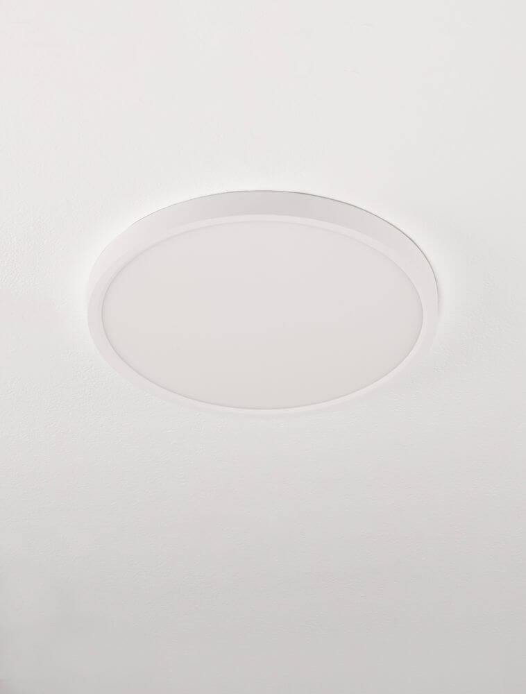 Dixie LED Deckenleuchte Ø 30cm 3000, 6500K in modernem Design, flach und elegant auf einer Decke montiert.