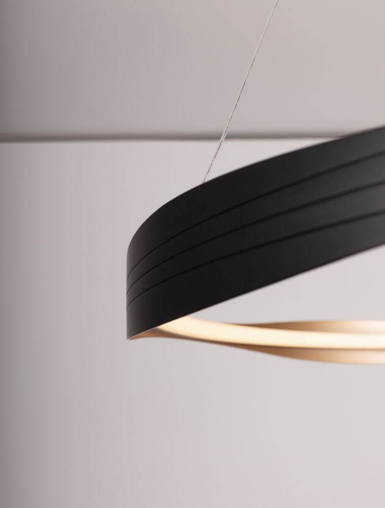 Dobi LED Pendelleuchte 2700, 5000K Schwarz, Gold im modernen Design mit schwarzem Aluminium und goldener Akzentbeleuchtung.