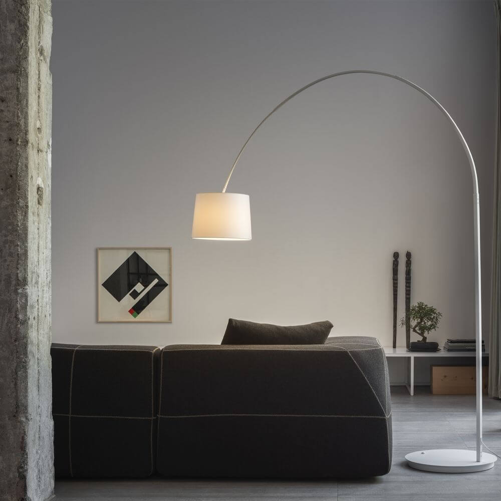 Dorsale Bogen Stehleuchte ohne Schirm 230cm in stilvollem Wohnbereich mit moderner Einrichtung.