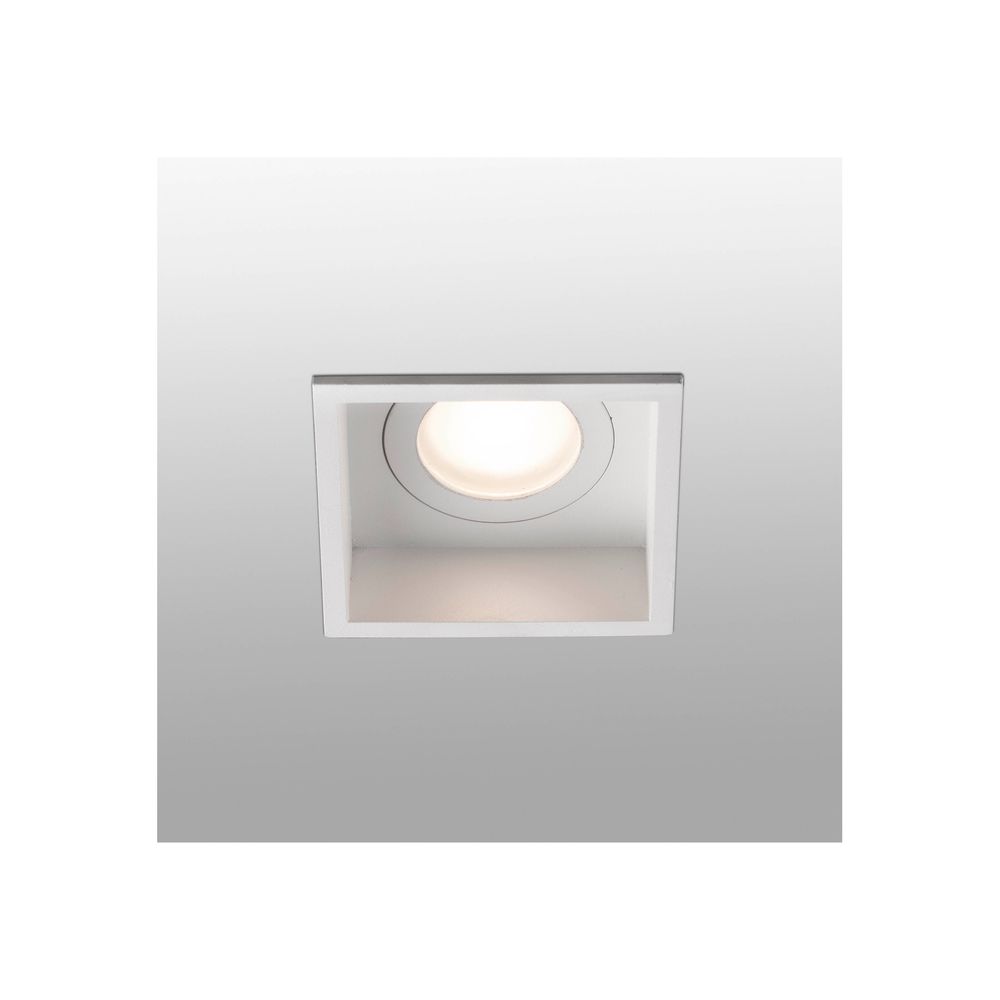 Downlight HYDE Quadratisch GU10 IP44 Weiß auf glänzendem Hintergrund.