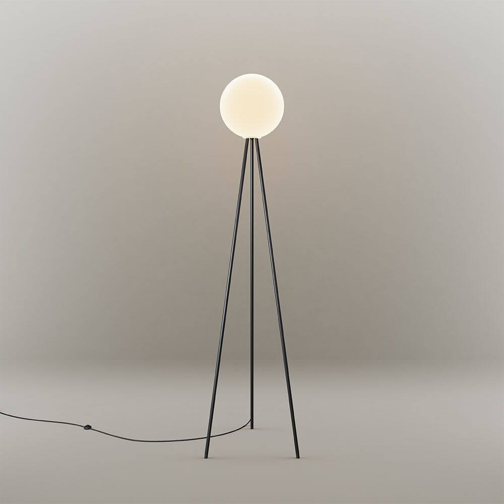 s.luce Dreibein-Stehleuchte Orb Tripod 160cm mit Glaskugel für einladendes Licht im Wohnraum.
