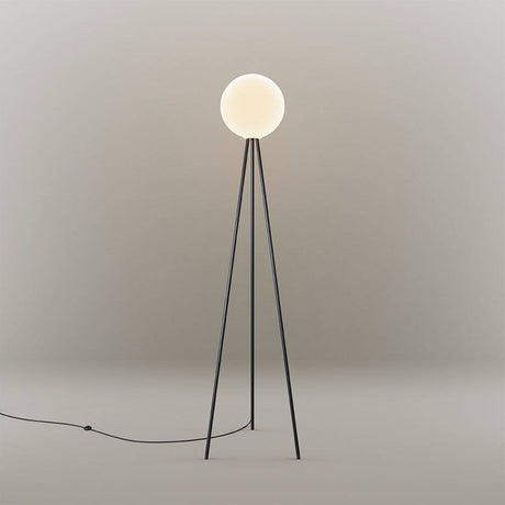 s.luce Dreibein-Stehleuchte Orb Tripod 160cm mit Glaskugel in modernem Design mit sanftem Licht.