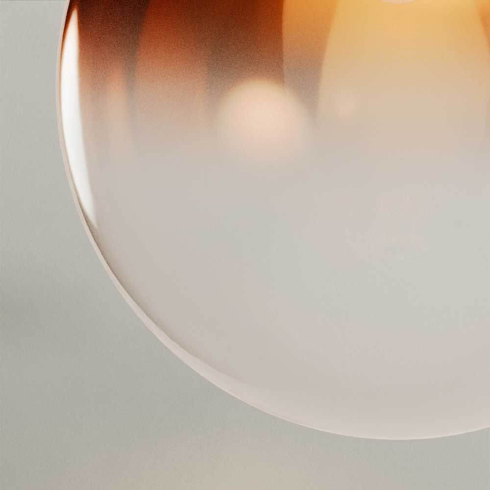 Glaskugel der s.luce Dreibein-Stehleuchte Orb Tripod mit sanftem Farbverlauf in Gold und Weiß.