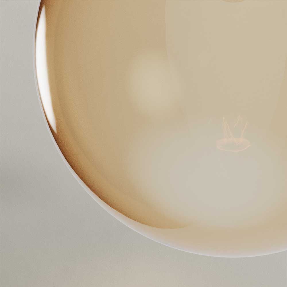 Nahaufnahme der Glaskugel der s.luce Dreibein-Stehleuchte Orb Tripod 160cm mit Glaskugel.