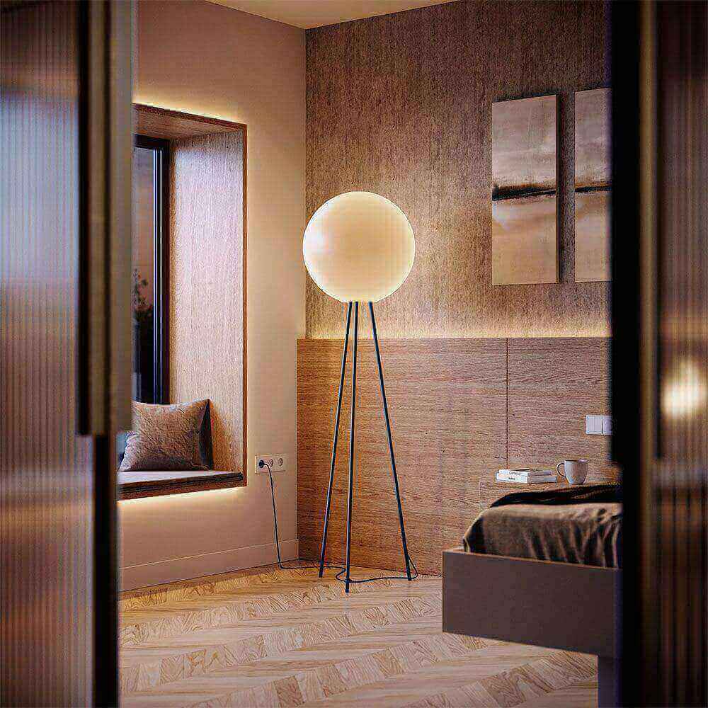 Moderner Raum mit runder Stehlampe und gemütlicher Sitzecke, elegantes Holzdekor und sanfte Beleuchtung.