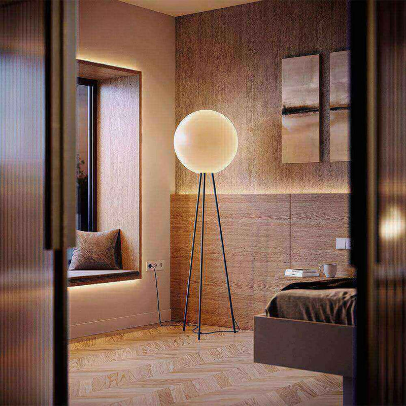 Moderner Raum mit runder Stehlampe und gemütlicher Sitzecke, elegantes Holzdekor und sanfte Beleuchtung.