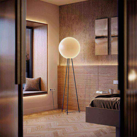 Moderner Raum mit runder Stehlampe und gemütlicher Sitzecke, elegantes Holzdekor und sanfte Beleuchtung.