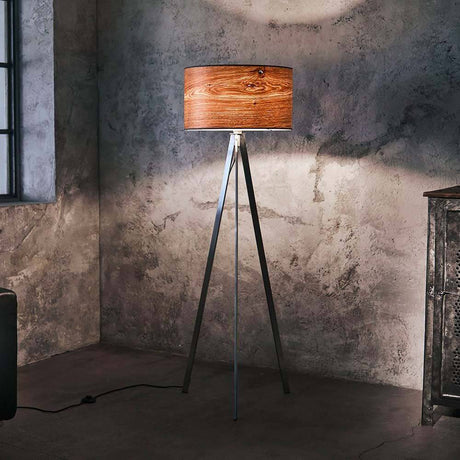 Trepot gulvlampe Atticus 150 cm tysk eik i moderne romdesign med treskjerm.