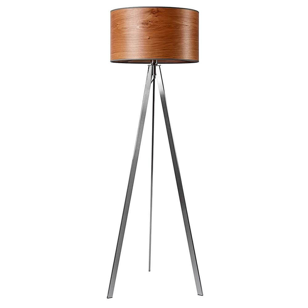 Dreibeinstehlampe Atticus 150cm Deutsche Eiche mit elegantem Holzschirm und schlankem Metallständer.