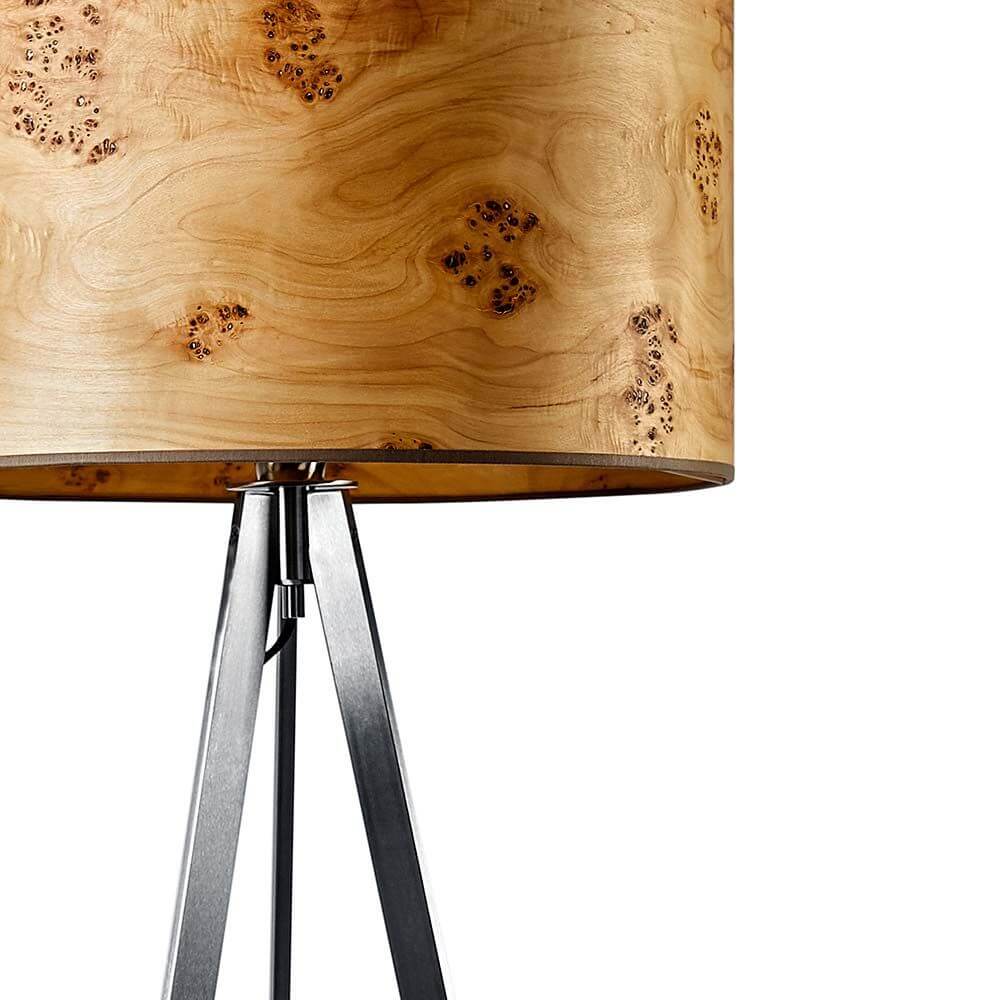 Stativleuchte Atticus mit runder, eleganter Holzschirm aus Pappel Maser auf metallischem Gestell.