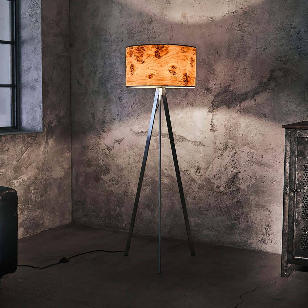 Dreibeinstehlampe Atticus 150cm mit Holzschirm, schlank und elegant in modernem Wohnambiente.