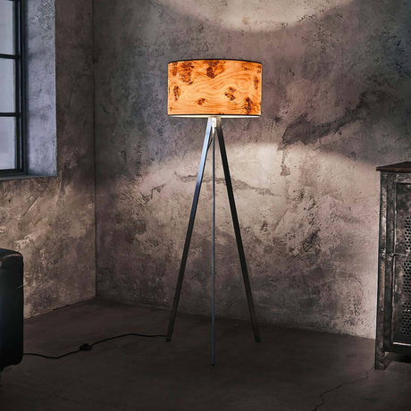 Trebent gulvlampe Atticus 150 cm poppelmønstret i moderne rom med tre skjerm og smal stativbase.