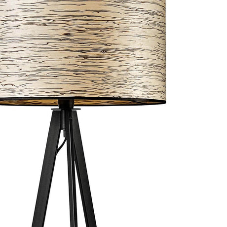 Gulvlampe med tre ben Atticus 150 cm Sølvbjørk med elegant design og unik lampeskjerm av ekte tre.