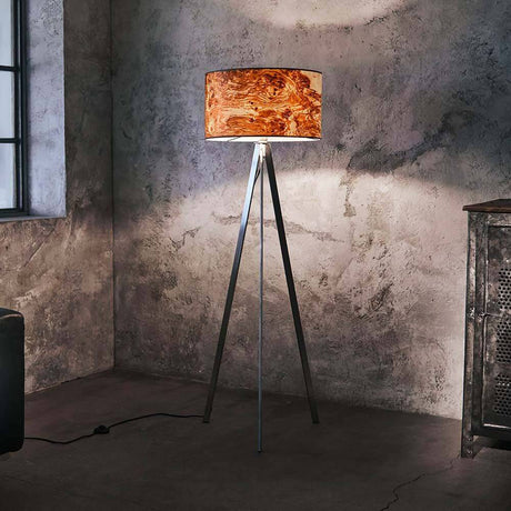 Trefots gulvlampe Atticus 150 cm olivask åretegning i moderne rom med tredesign.