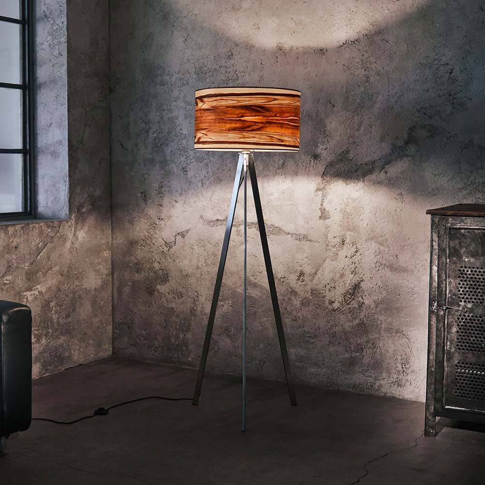 Dreibeinstehleuchte Atticus 150cm Satin Nussbaum in modernem Wohnzimmer mit elegantem Design.