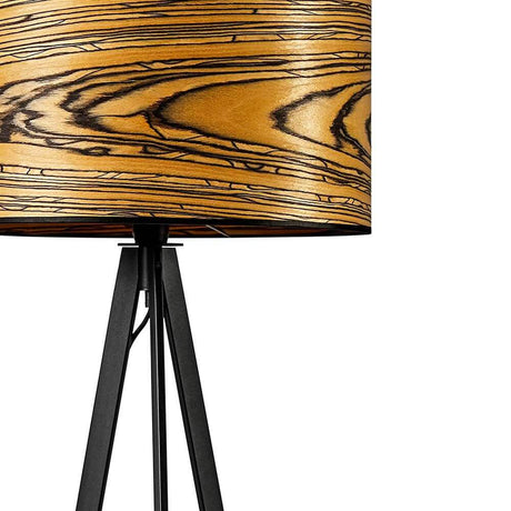 Trefot gulvlampe Atticus 150 cm White Ebony med rund treskjerm og svart ramme.