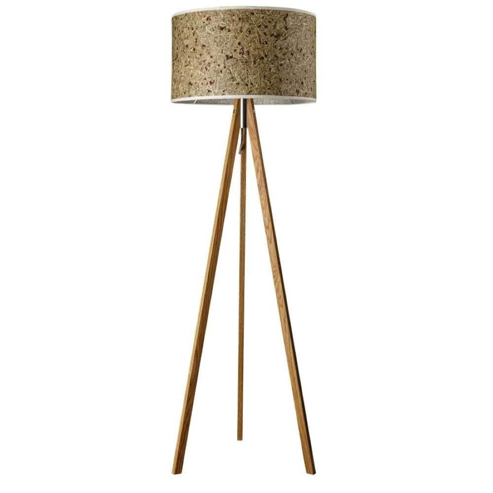 Dreibeinstehleuchte Ligno 150cm Holzfuß Almheu mit natürlichem Lampenschirm aus Eichenholz und fröhlichem Naturdesign.