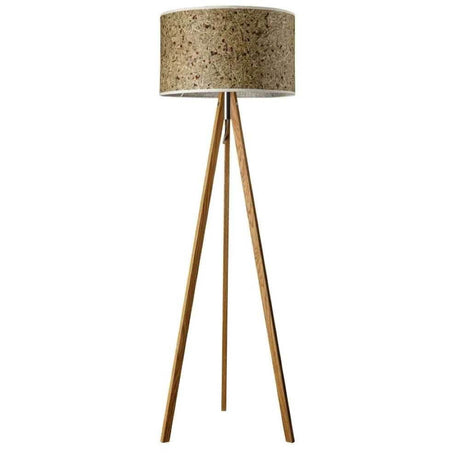 Trebent gulvlampe Ligno 150 cm trebase Almheu med naturlig lampeskjerm i eiketre og et lyst naturdesign.