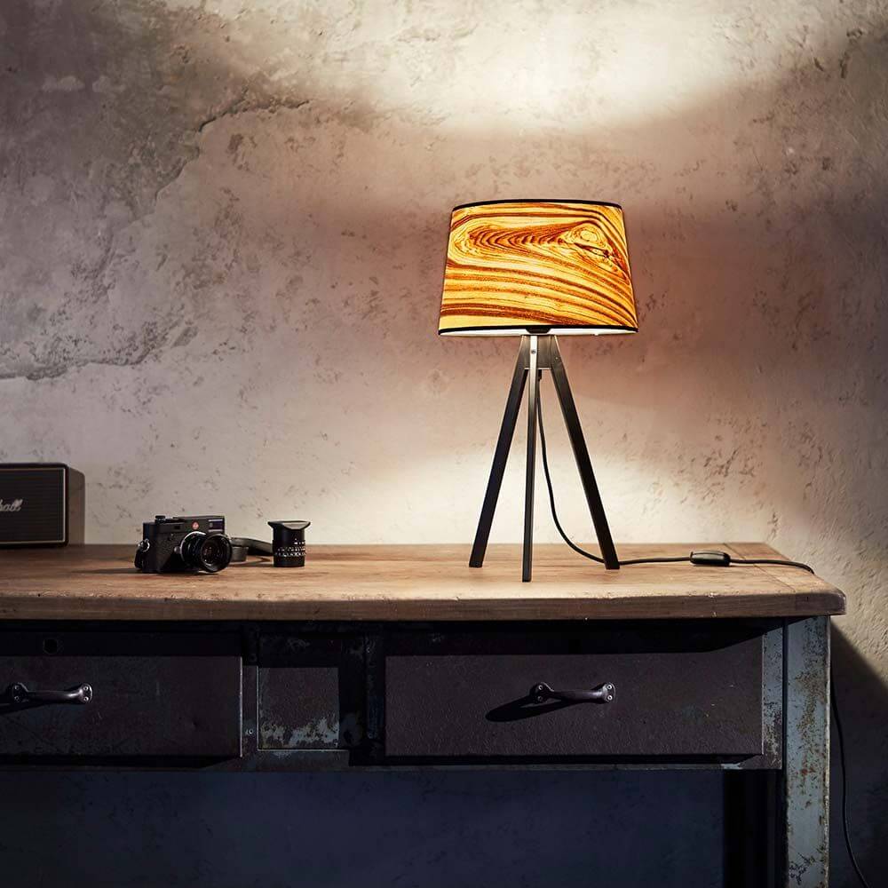 Dreibeintischlampe Attica 60cm Esche auf einem Holzschreibtisch mit stylischem Design und warmem Licht.