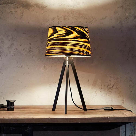 Dreibeintischlampe Attica 60cm White Ebony auf einem Holztisch mit stylischem Design und dekorativem Lampenschirm.