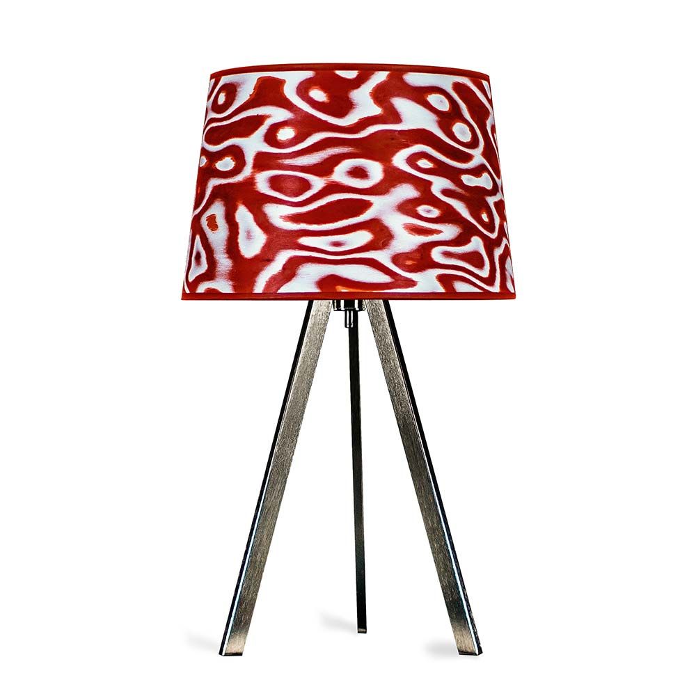 Dreibeintischleuchte Attica 60cm Rosso mit konischem Schirm und drei Metallbeinen.