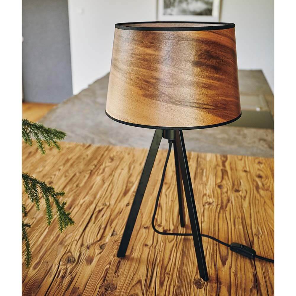 Dreibeintischleuchte Attica 60cm Satin Nussbaum auf einem Holzfußboden, stilvolles Design für gemütliche Lichtinseln