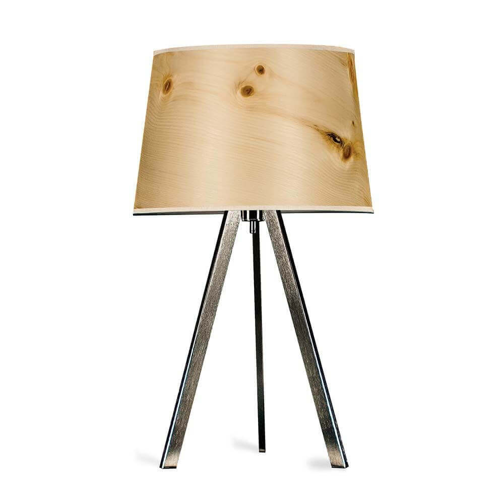 Dreibeintischleuchte Attica mit konischem Holzschirm, elegantes Design für harmonisches Licht in Wohnräumen.