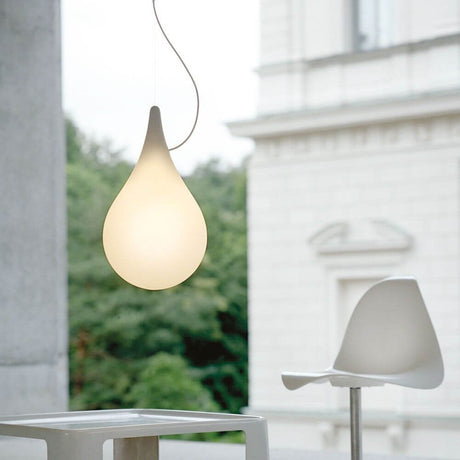 Drop-2XS LED inbyggd pendellampa Liquid-Light Vit hänger över ett bord i ett modernt rum.